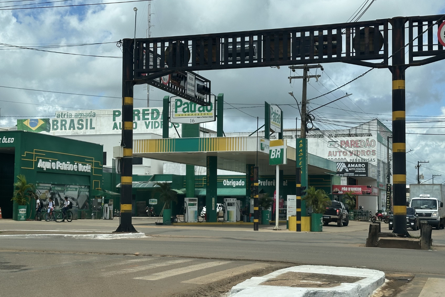 Frentista é baleado a tiros enquanto trabalhava em posto de combustíveis em Ariquemes
