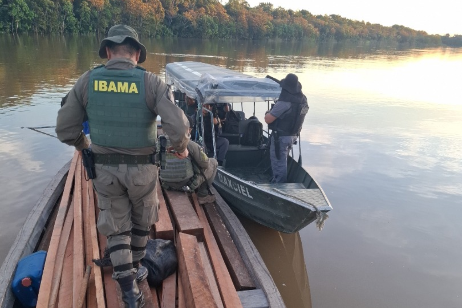 Operação no Vale do Javari apreende pescado ilegal, armas e madeira em área sensível da Amazônia