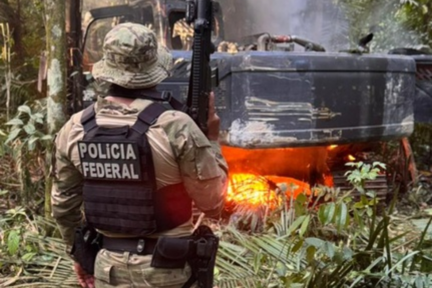 PF e Ibama combatem garimpo ilegal em terra indígena de Rondônia e inutilizam escavadeiras