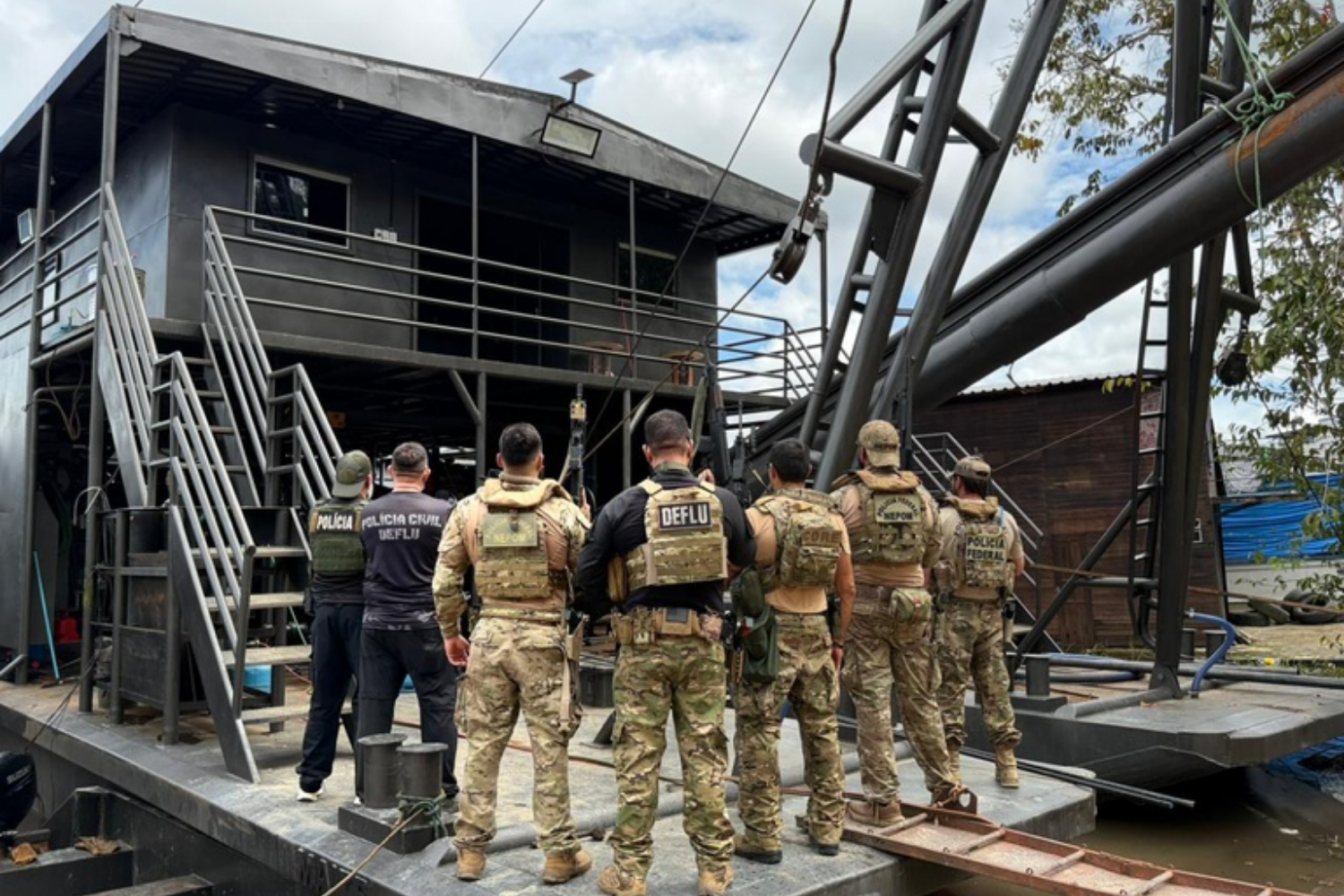 PF e Polícia Civil combatem garimpo ilegal no Rio Negro e atingem estrutura clandestina em Manaus